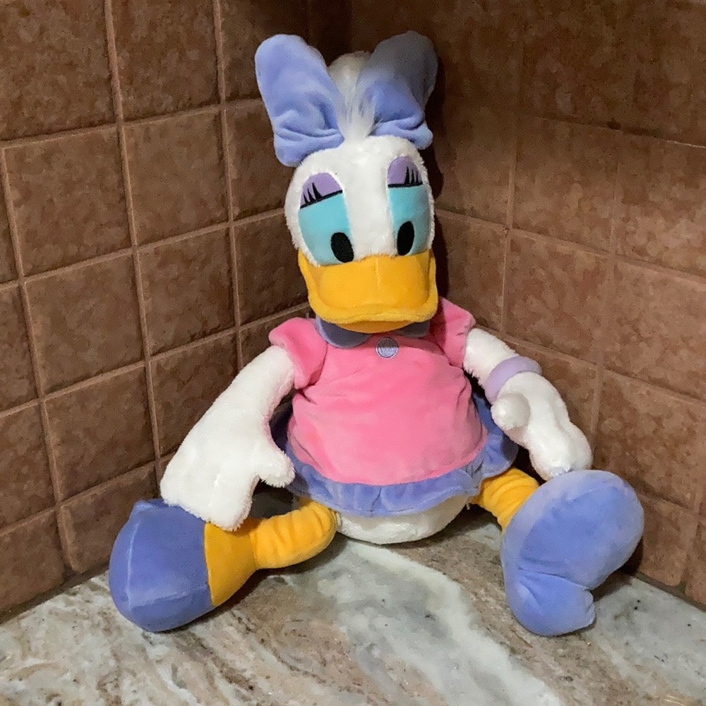 DAISY DUCK - Disney.  18”